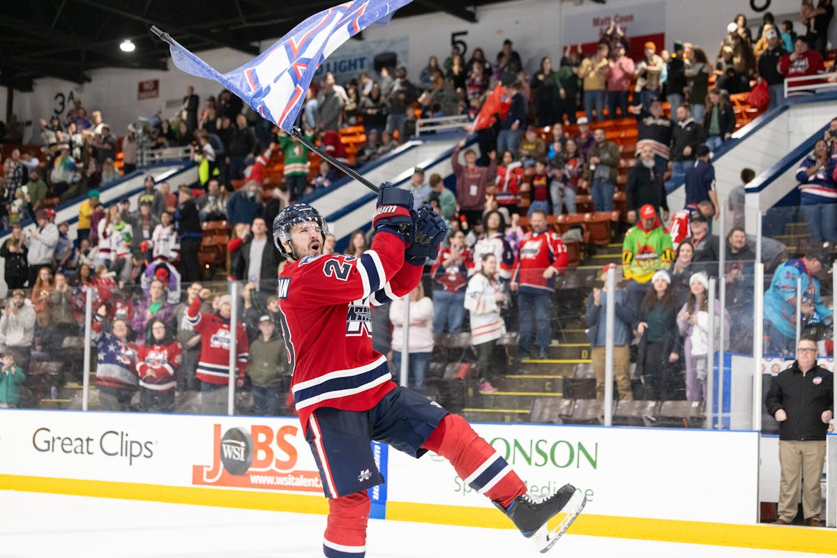 231021--t--s-a-c-c-o-m-a-n-celly-with-k--wings-flag-6571e98fc4ead.jpg